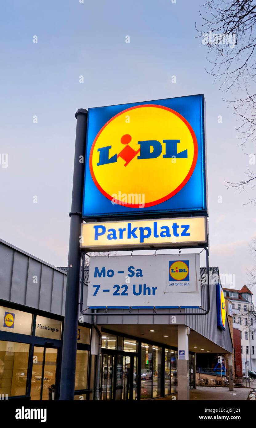 Discounter Lidl, Logo, Schild, Parkplatz, Deutschland, Europa Stock Photo