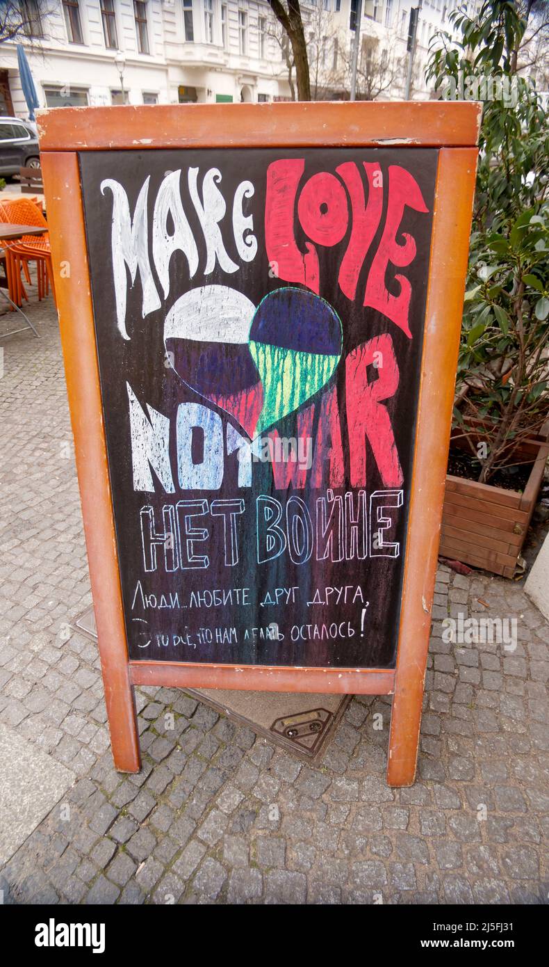 Russisches Lokal Datscha in Kreuzberg. Schild ' Make Love not War ' , Graefestrasse , Berlin . Das Datsche Team positioniert sich klar gegen den Ukrai Stock Photo