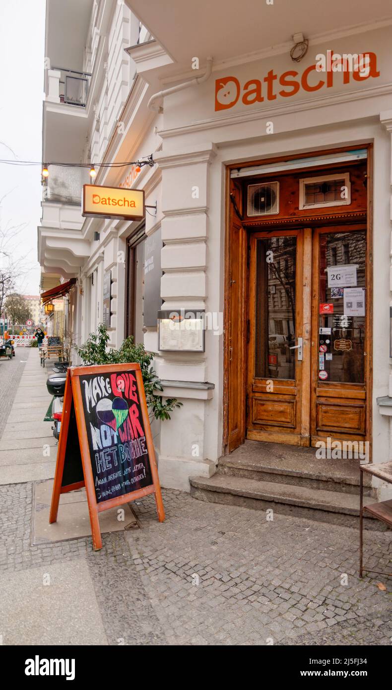 Russisches Lokal Datscha in Kreuzberg. Schild ' Make Love not War ' , Graefestrasse , Berlin . Das Datsche Team positioniert sich klar gegen den Ukrai Stock Photo