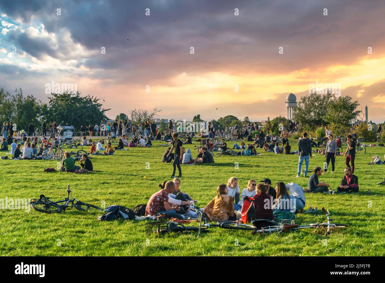 Tempelhofer Feld , junge Leute auf Wiese, Berlin-Tempelhof, Stock Photo