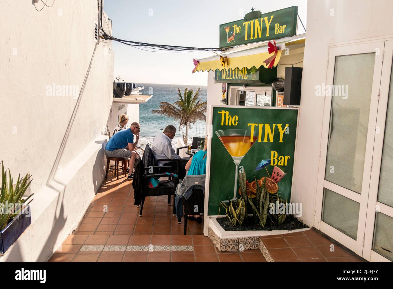 Tiny bar hi-res stock photography and images - Alamy