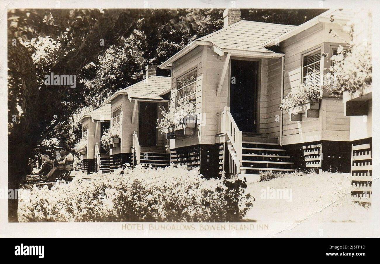 OLD POSTCARD SIZE PHOTO OF BOWEN ISLAND CANADA THE BOWEN PARK STORE c1940 