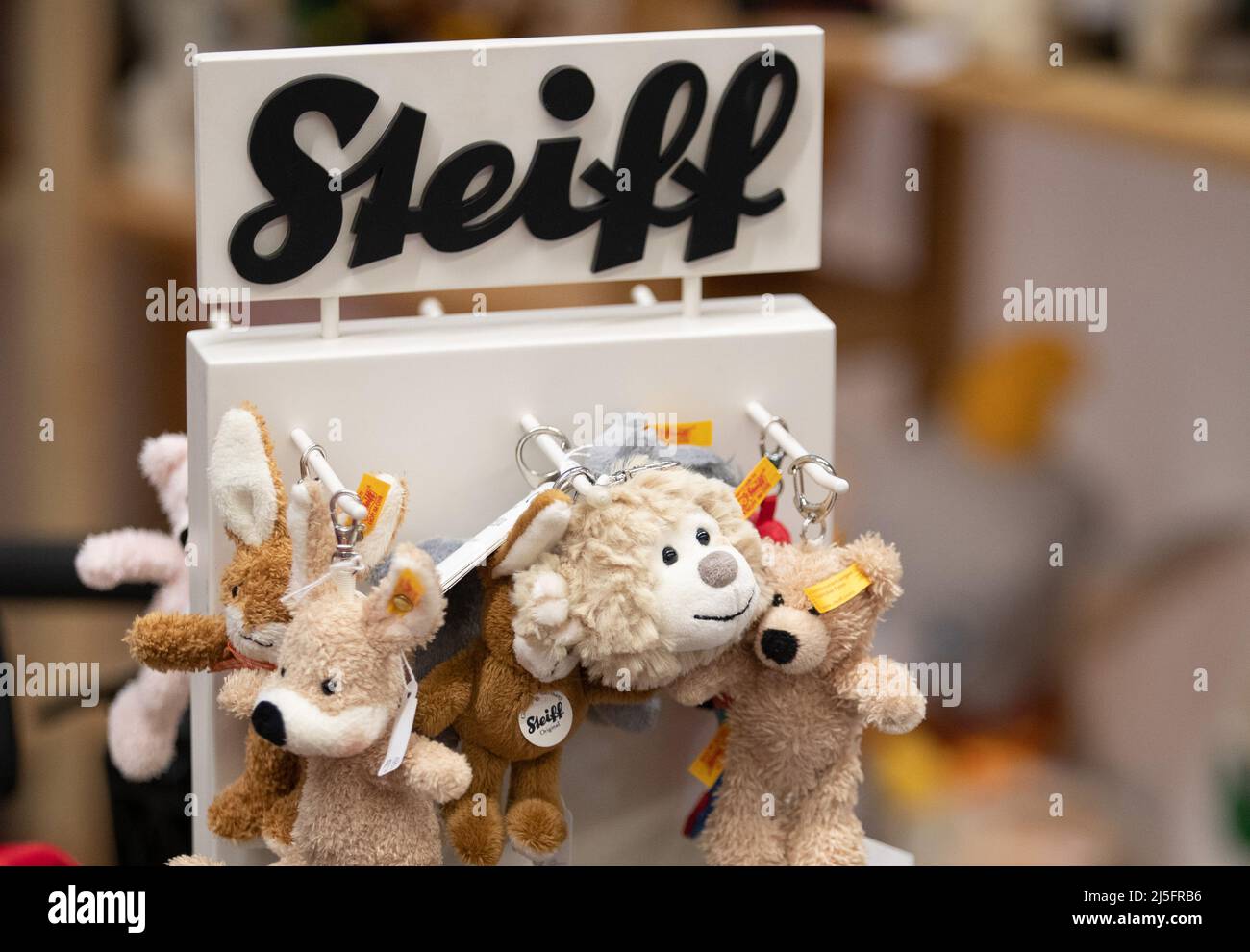 Munster, Germany. 23rd Apr, 2022. 23 April 2022, North Rhine-Westphalia,  Münster: Soft toys and teddy bears of the brand "Steiff" are on display at  the fair "Teddybär total". Since 1995, international collectors,