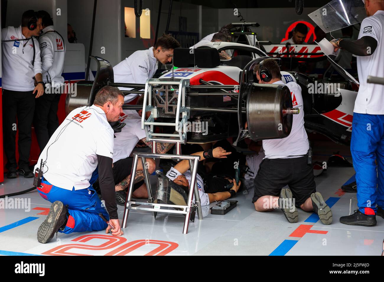 Haas F1 Team mechanic working on 20 MAGNUSSEN Kevin (den), Haas F1 Team VF-22 Ferrari, action during the Formula 1 Grand Premio del Made in Italy e dellEmilia-Romagna 2022, 4th round of