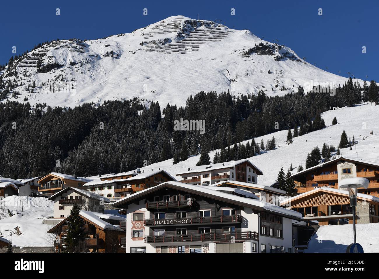 Blick auf das winterliche Lech am Arlberg Stock Photo
