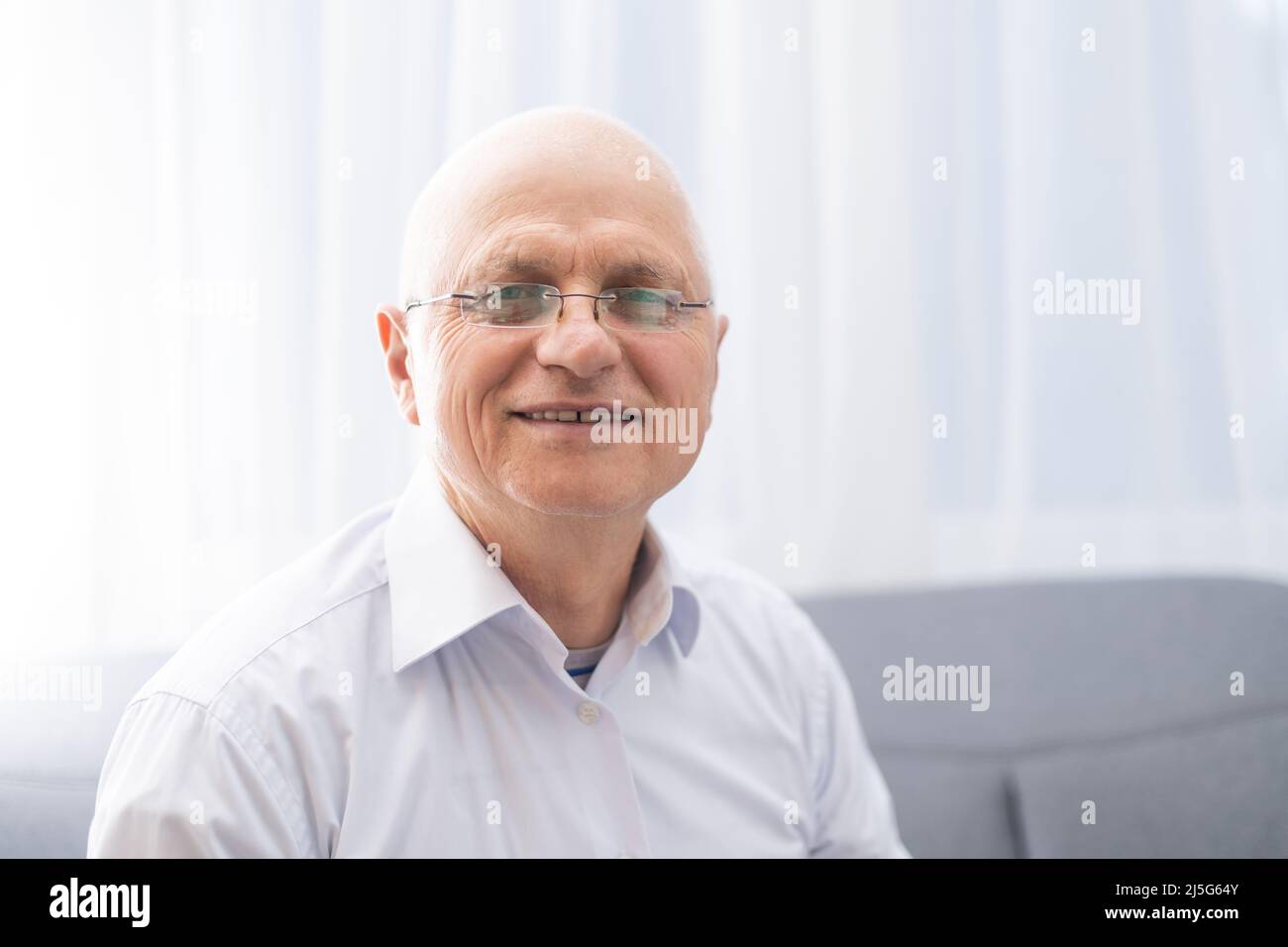 Senior man sitting on shooting hi-res stock photography and images - Alamy