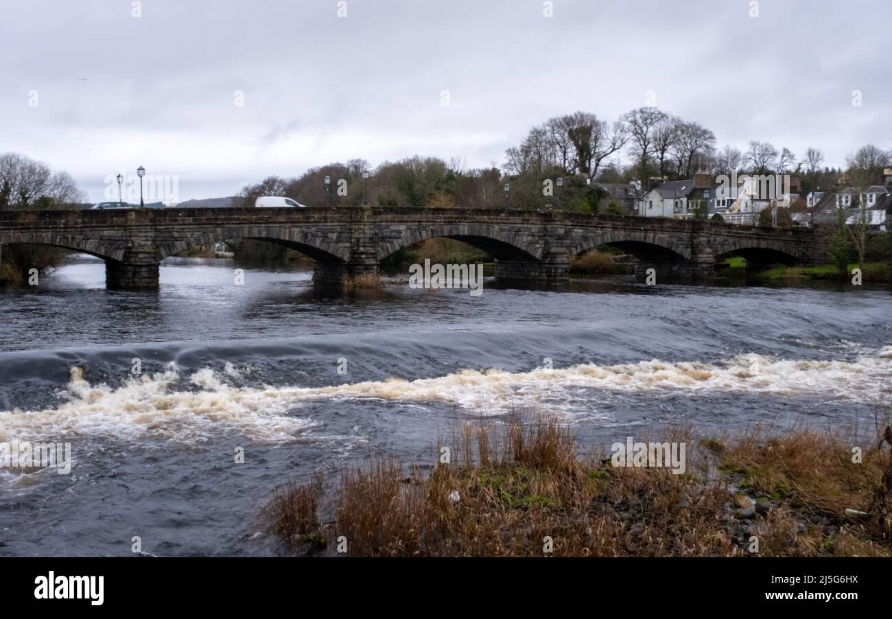 The River Cree and Caul Weir at Creebridge in Newton Stewart at high flows, Dumfries and Galloway, Scotland Stock Photo