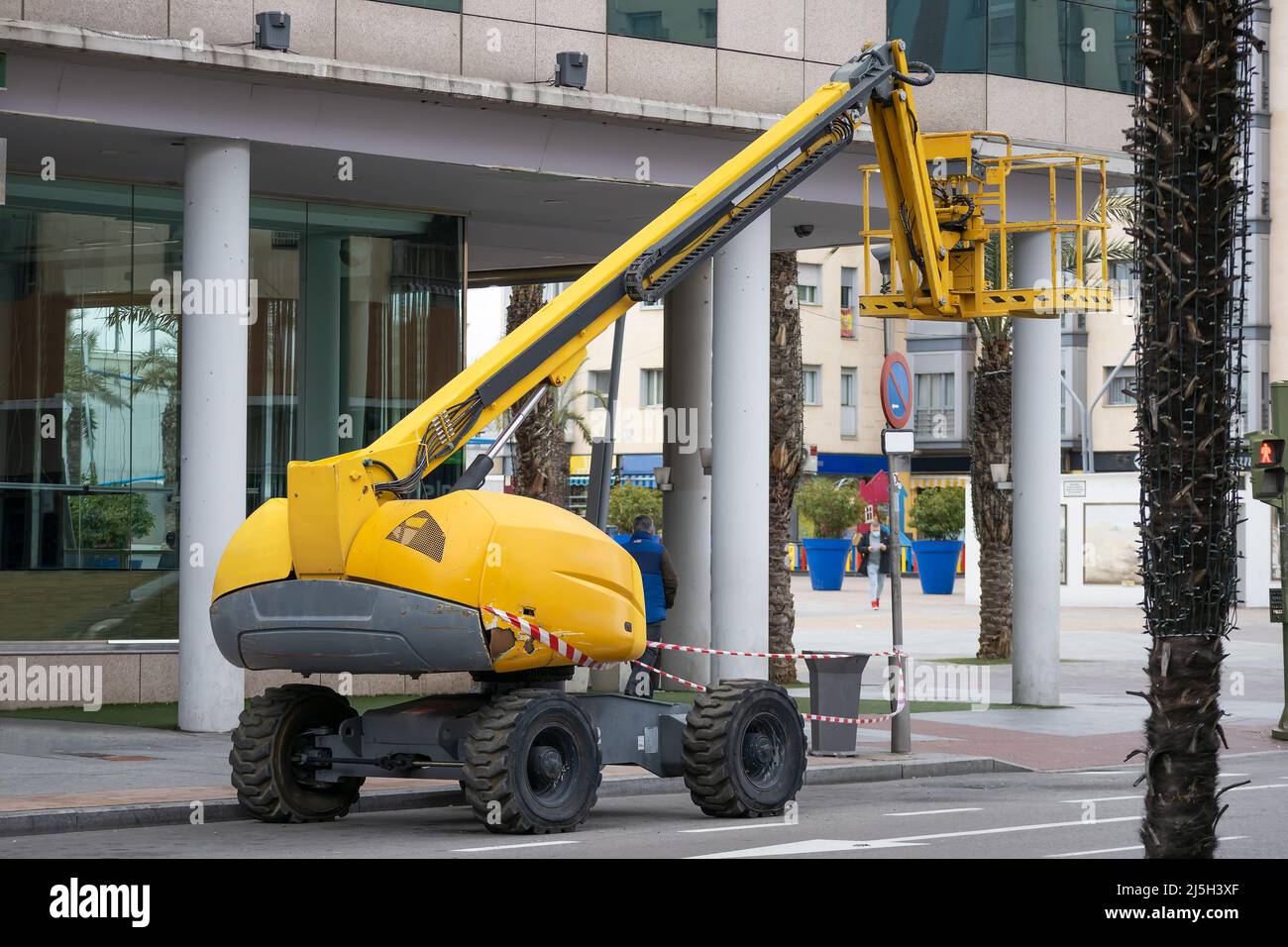 Articulated boom lift hi-res stock photography and images - Alamy