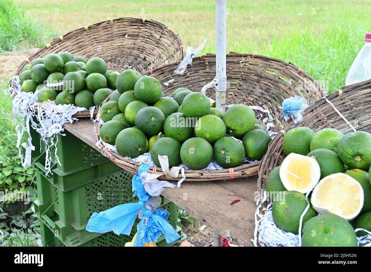 Selective focus on a pile of Sweet Orange fruits (Citrus sinensis) on a roadside market place in Sri Lanka Stock Photo