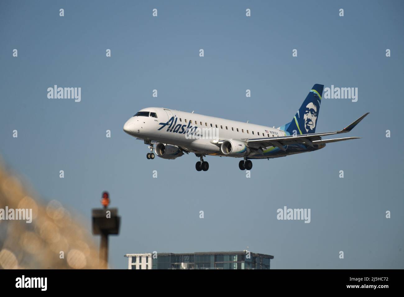 Alaska Airlines Embraer E175LR airliner arrives in San Diego ...