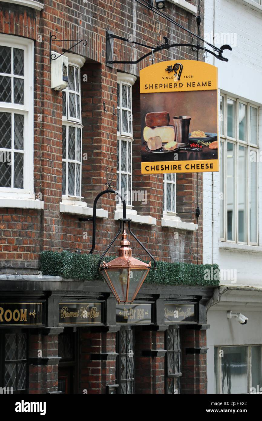 The Cheshire Cheese pub at Little Essex Street in London Stock Photo