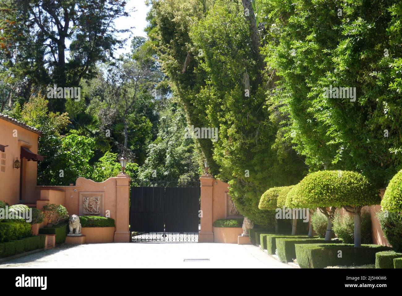 Beverly Hills, California, USA 15th April 2022 A general view of atmosphere of Actress Eleanor Boardman, Actor Horace Brown, Actress Marion Davies and William Randolph Hearst's Former Home/house at 1009 N. Beverly Drive on April 15, 2022 in Beverly Hills, California, USA. This Estate/Mansion was used in Filming The Godfather, The Bodyguard, The Jerk, Fletch, Into the Night Movies and Colbys, Mod Squad Charlie's Angels Television Series. Beyonce Filmed Black Is King Video here. John F. Kennedy and Jackie Onassis honeymooned here. Photo by Barry King/Alamy Stock Photo Stock Photo