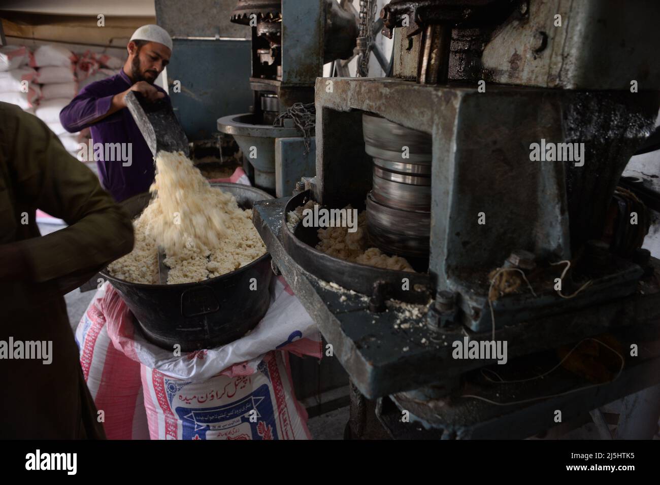 Rawalpindi, Pakistan. 23rd Apr, 2022. Worker arranges rice vermicelli