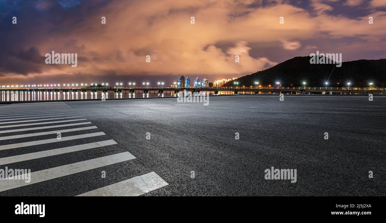 Empty road night hi-res stock photography and images - Alamy