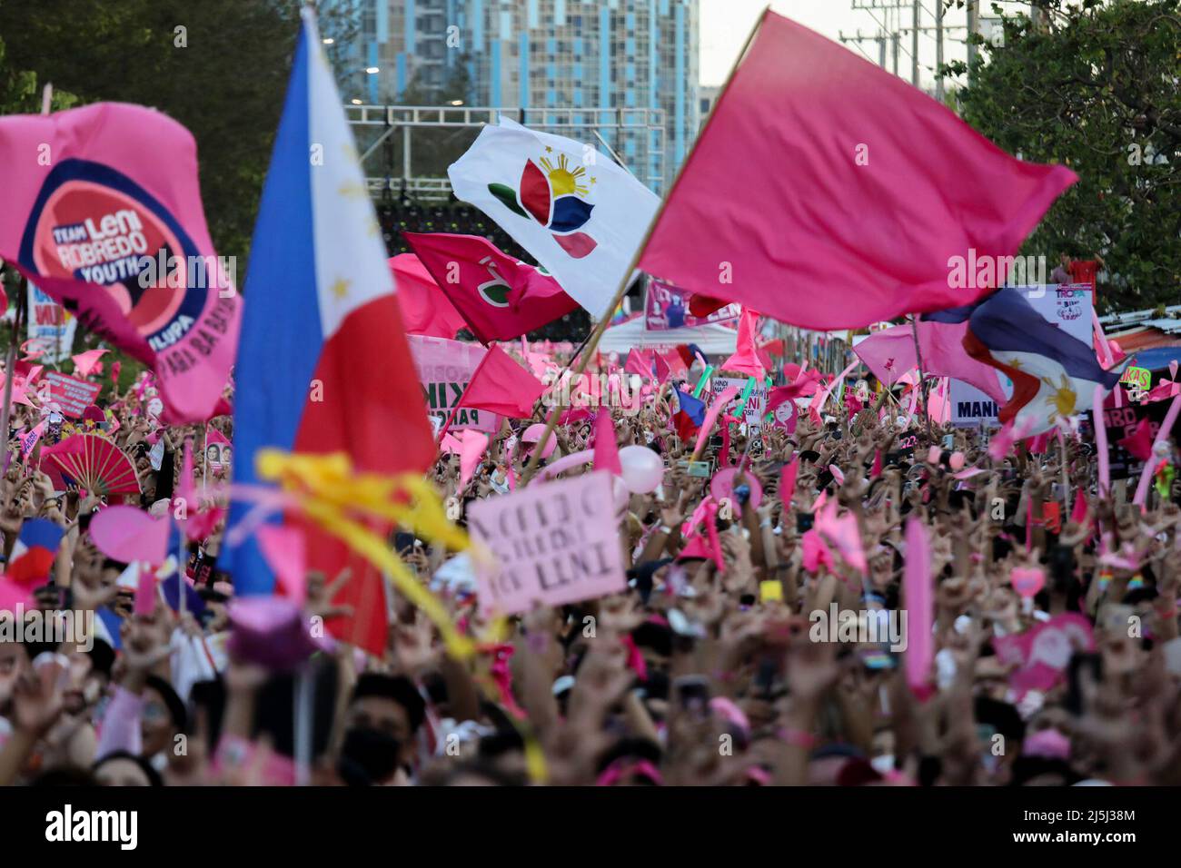 Manila, Philippines. 23rd Apr, 2022. Supporters of Vice-President and ...