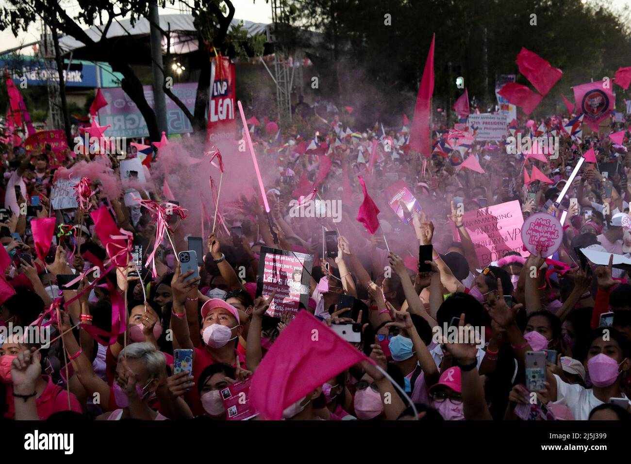 Manila, Philippines. 23rd Apr, 2022. Supporters of Vice-President and ...
