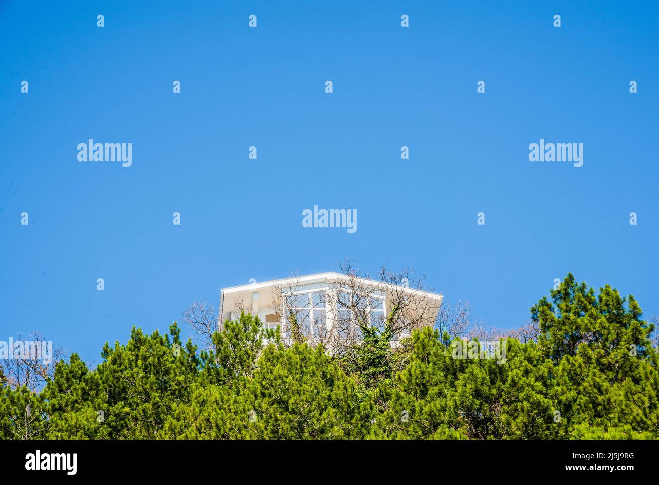 New single white house on a blue sky copyspace Stock Photo - Alamy