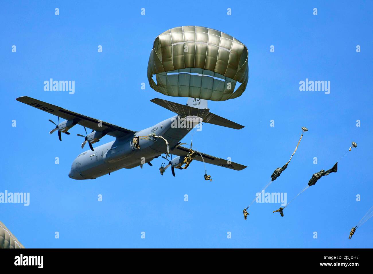 Pordenone, Italy. 12th Apr, 2022. U.S. Army paratroopers assigned to the 54th Brigade Engineer Battalion, 173rd Airborne Brigade, conduct an airborne operation from a U.S. Air Force 86th Air Wing C-130 Hercules aircraft onto Juliet Drop Zone in Pordenone, Italy on April 12, 2022. The 173rd Airborne Brigade is the U.S. Army Contingency Response Force in Europe, capable of projecting ready forces anywhere in the U.S. European, Africa or Central Commands' areas of responsibility. Credit: U.S. Army/ZUMA Press Wire Service/ZUMAPRESS.com/Alamy Live News Stock Photo