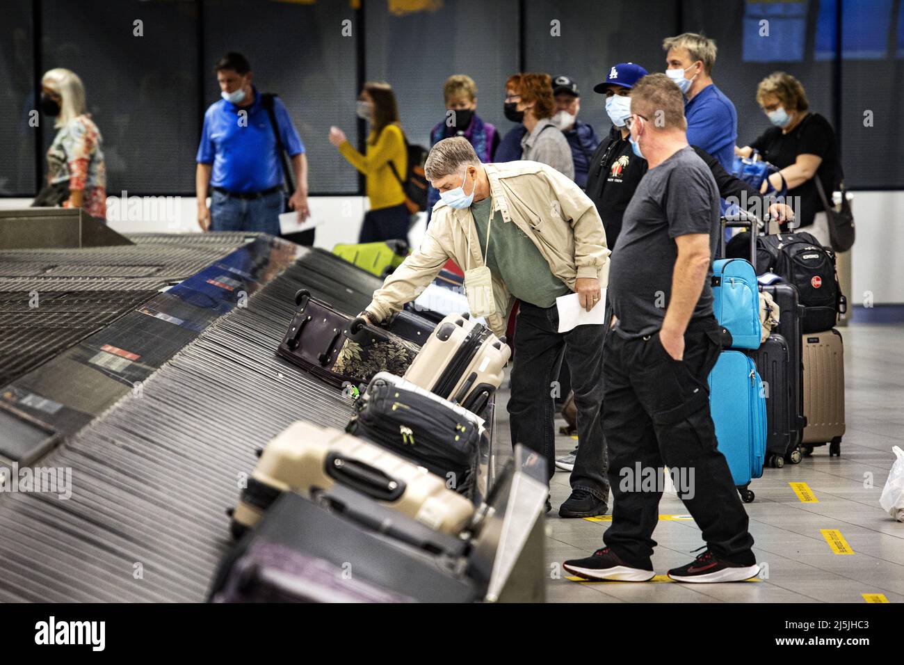 20220424 092901 SCHIPHOL Travelers at a baggage claim at Schiphol