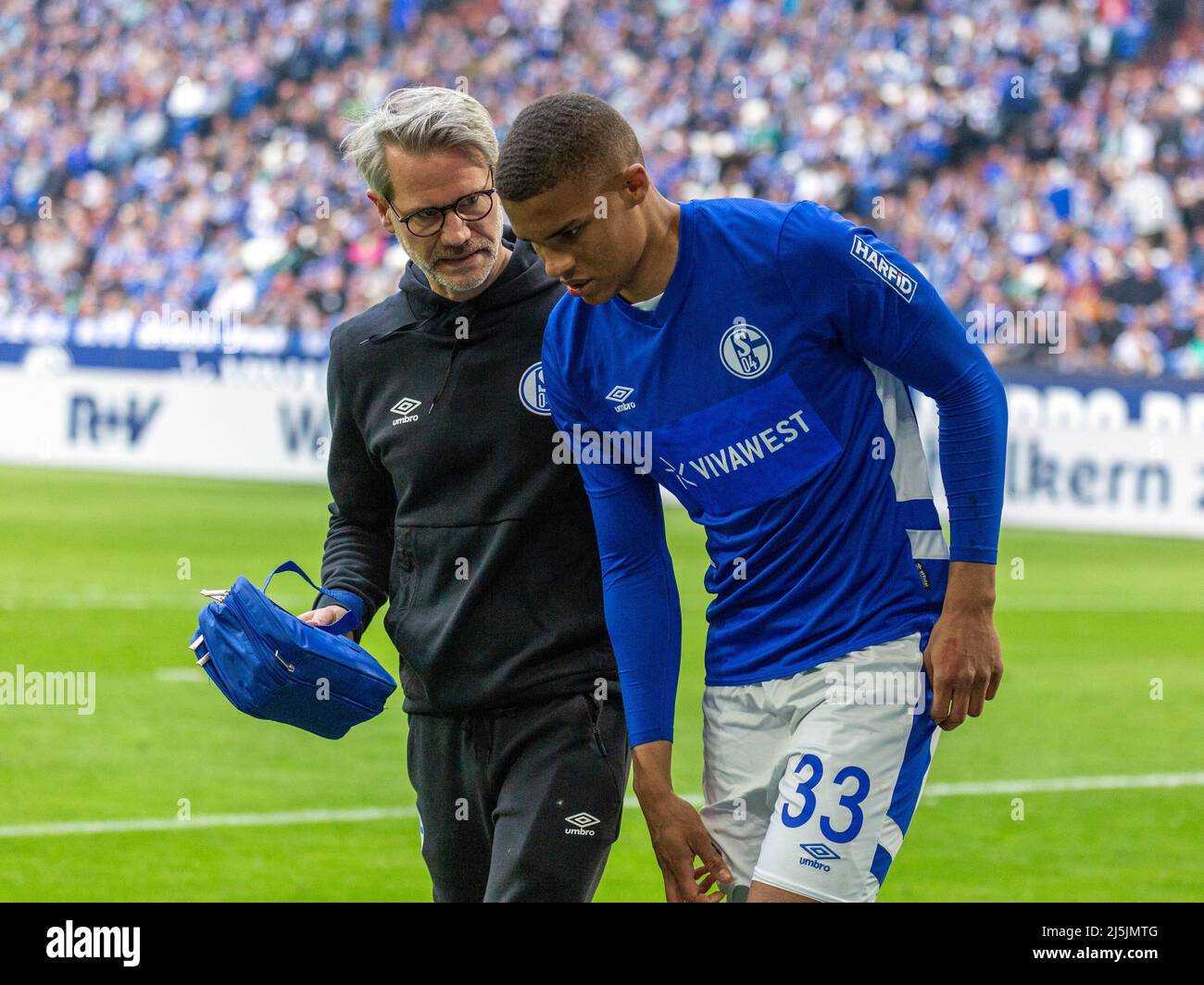 sports, football, 2. Bundesliga, 2021/2022, FC Schalke 04 vs. SV Werder Bremen 1-4, Veltins Arena Gelsenkirchen, injured Malick Thiaw (S04) leaves the playing field, left Dr. Patrick Ingelfinger, team doctor and leader of the medical unit, DFL REGULATIONS PROHIBIT ANY USE OF PHOTOGRAPHS AS IMAGE SEQUENCES AND/OR QUASI-VIDEO Stock Photo