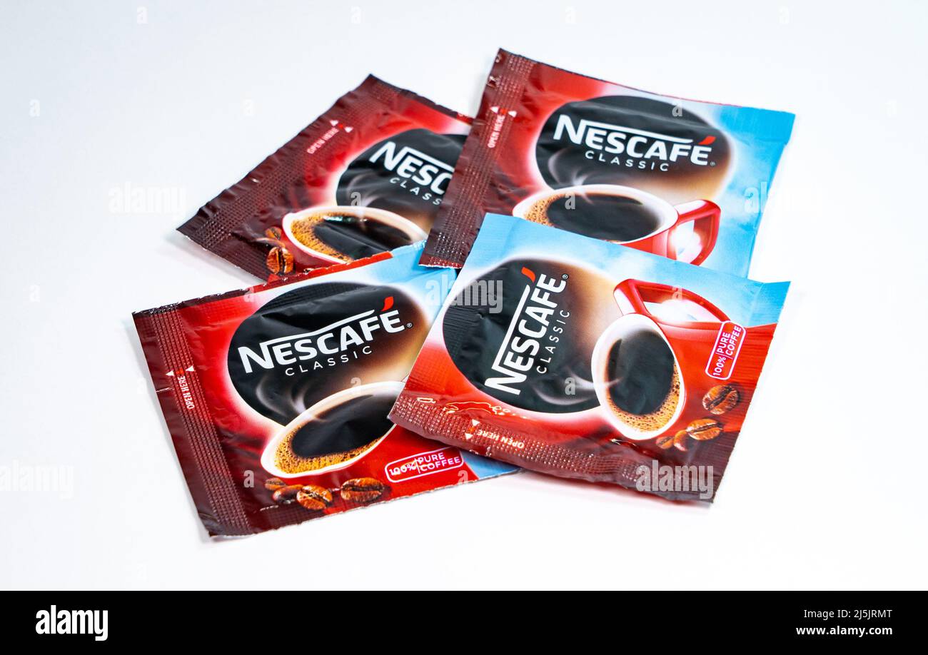 Sachets de café Nescafé original et original décaféiné isolés sur fond  blanc - double filtre plein arôme Photo Stock - Alamy