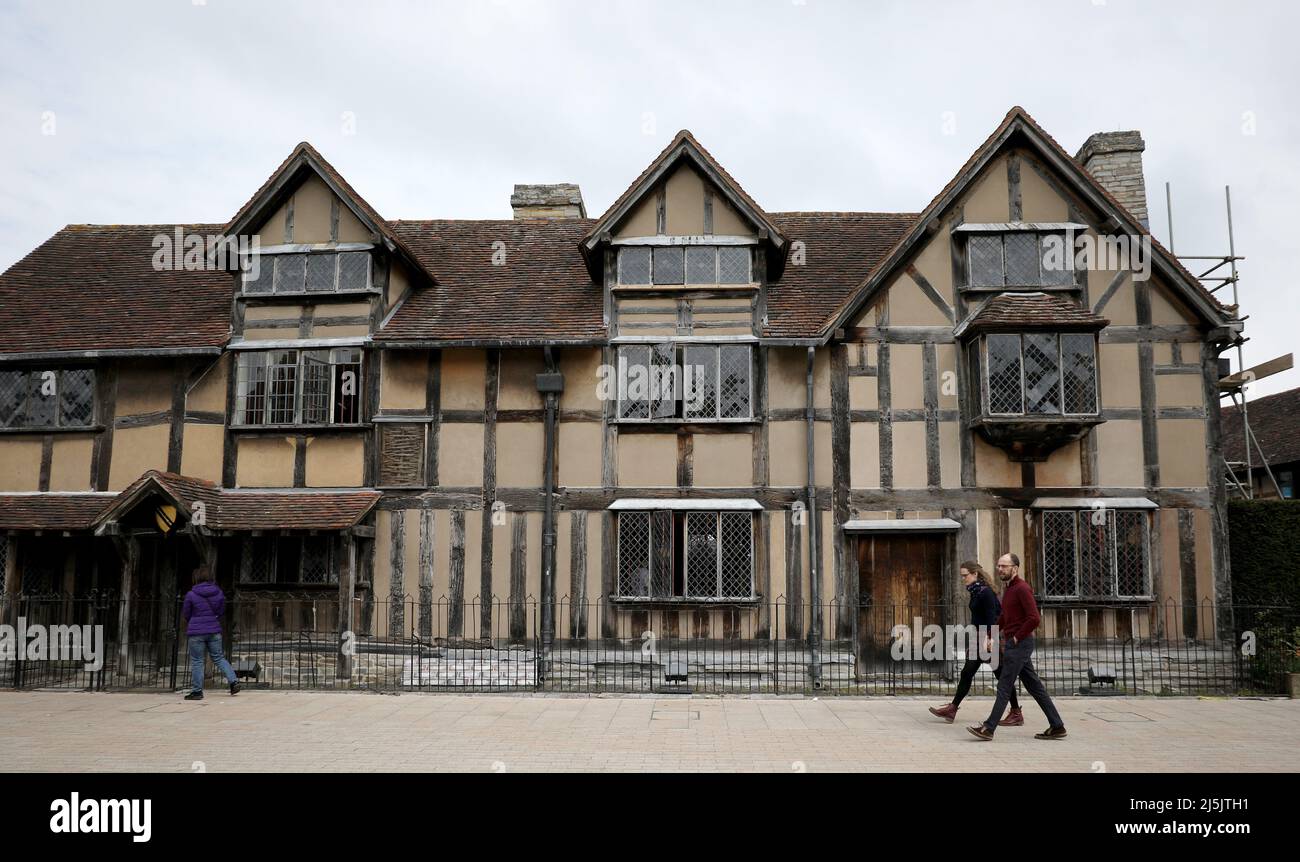 220424) -- STRATFORD UPON AVON, April 24, 2022 (Xinhua) -- People walk past  William Shakespeare's childhood home in Stratford-upon-Avon, Britain, April  23, 2022. Over 1,000 people gathered at Stratford-upon-Avon, the hometown of