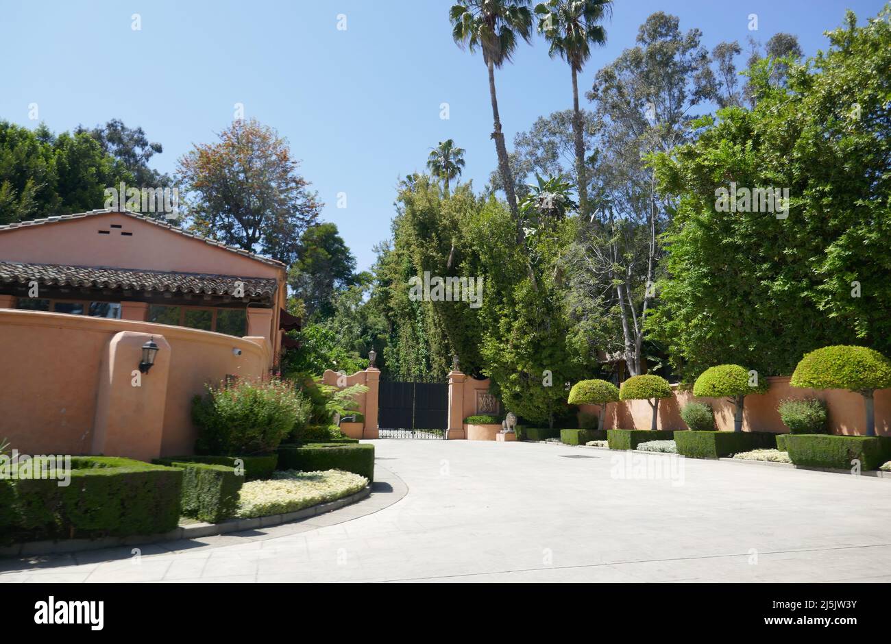 Beverly Hills, California, USA 17th April 2022 A general view of atmosphere of Actress Eleanor Boardman, Actor Horace Brown, Actress Marion Davies and William Randolph Hearst's Former Home/house at 1009 N. Beverly Drive on April 17, 2022 in Beverly Hills, California, USA. This Estate/Mansion was used in Filming The Godfather, The Bodyguard, The Jerk, Fletch, Into the Night Movies and Colbys, Mod Squad Charlie's Angels Television Series. Beyonce Filmed Black Is King Video here. John F. Kennedy and Jackie Onassis honeymooned here. Photo by Barry King/Alamy Stock Photo Stock Photo