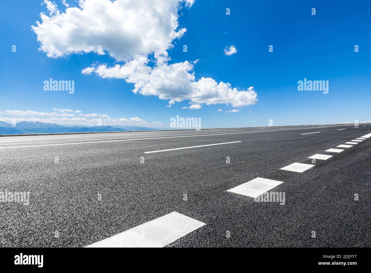 Blue sky background road hi-res stock photography and images - Alamy