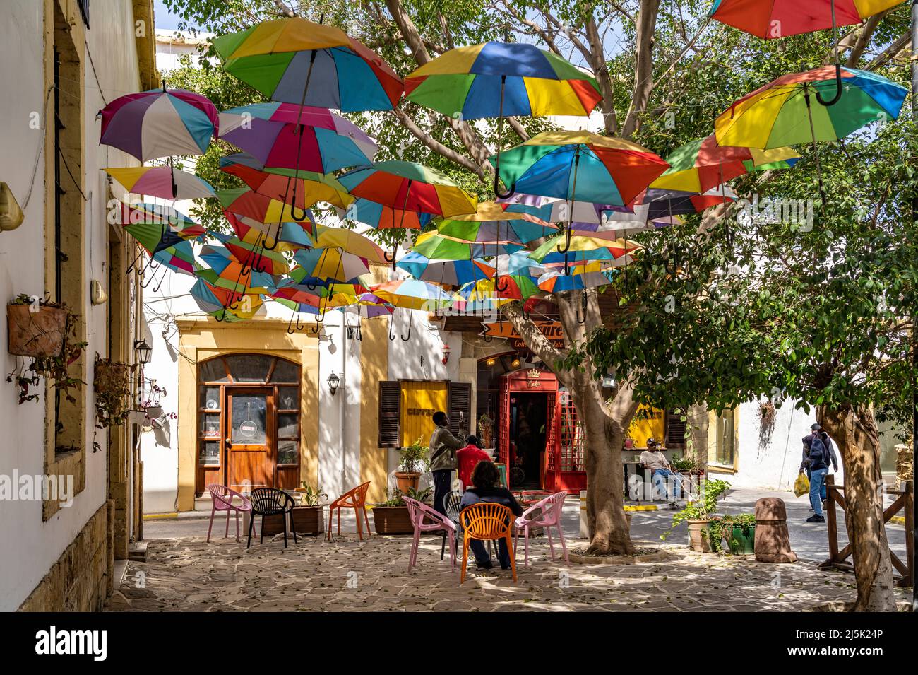 Cafe mit  bunten Schirme in Kyrenia oder Girne, Türkische Republik Nordzypern, Europa  |   Cafe with colourful umbrellas in Kyrenia or Girne, Turkish Stock Photo