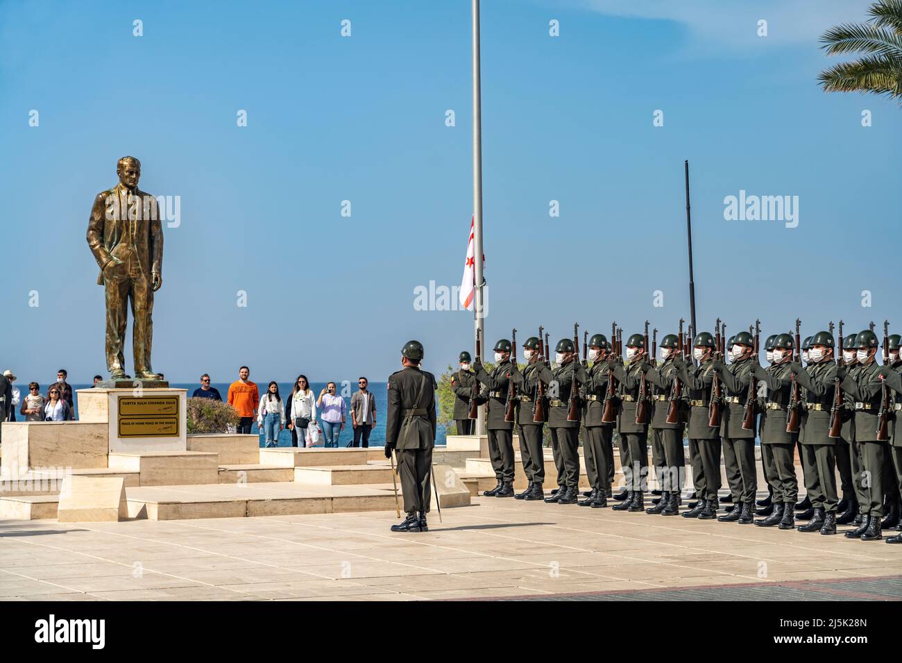 Parade türkischer Soldaten am Denkmal  von Kemal Atatürk an der Promenade in Kyrenia oder Girne, Türkische Republik Nordzypern, Europa  |  Turkish sol Stock Photo