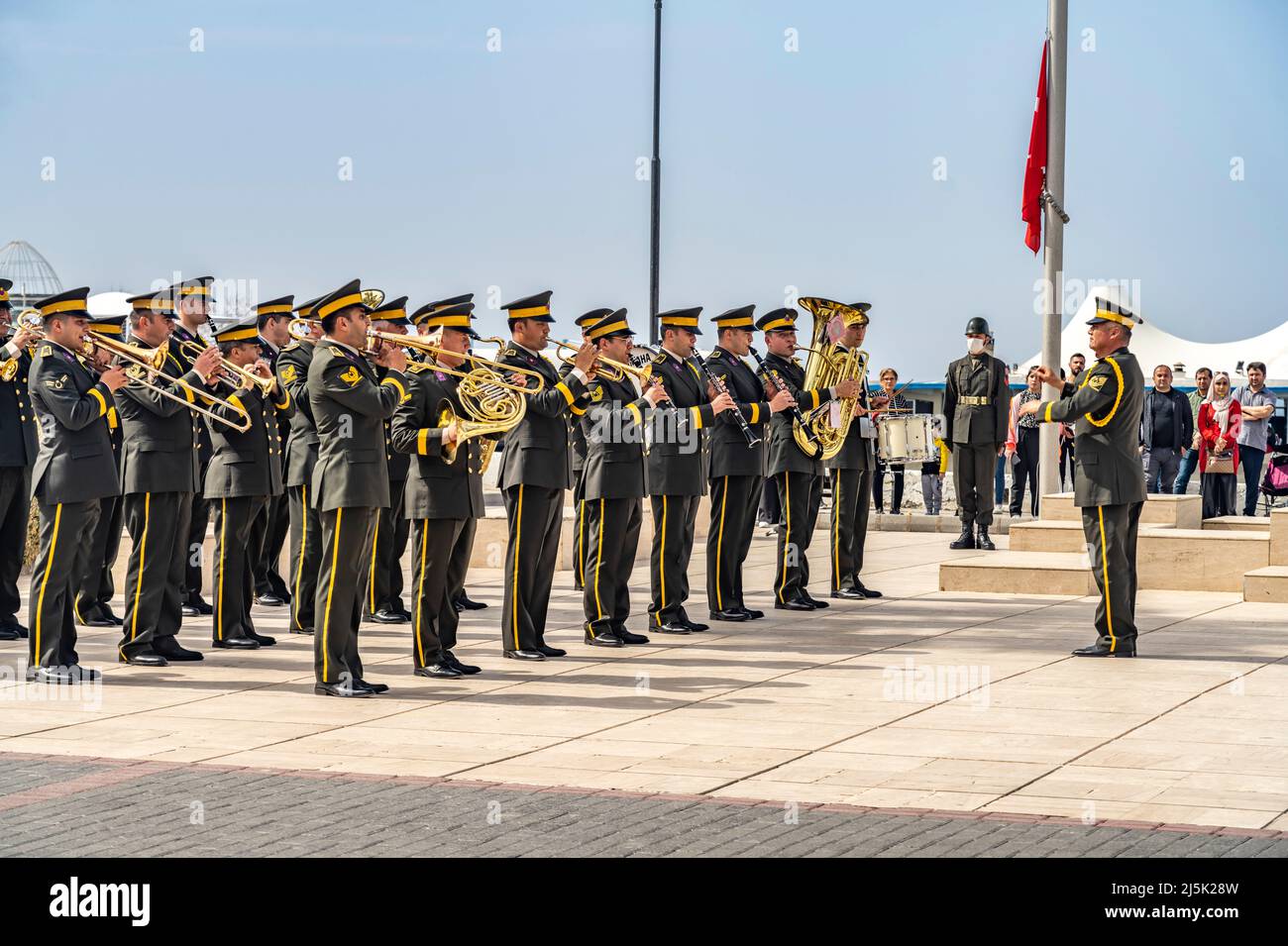 Militärkapelle türkischer Soldaten am Denkmal  von Kemal Atatürk an der Promenade in Kyrenia oder Girne, Türkische Republik Nordzypern, Europa  |  Tur Stock Photo