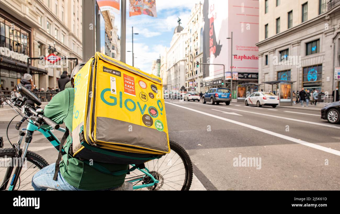 Madrid, España - Enero 8 2022: Mensajero con mochila amarilla y bicicleta  por las calles de Madrid Stock Photo - Alamy