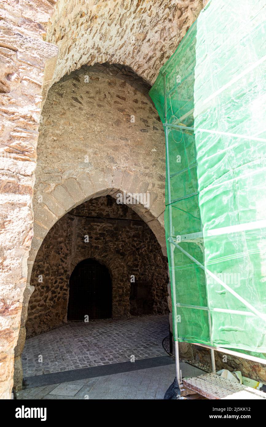 Buitrago del Lozoya, Spain. Pointed ogive arches of the gate at Torre Albarrana Stock Photo