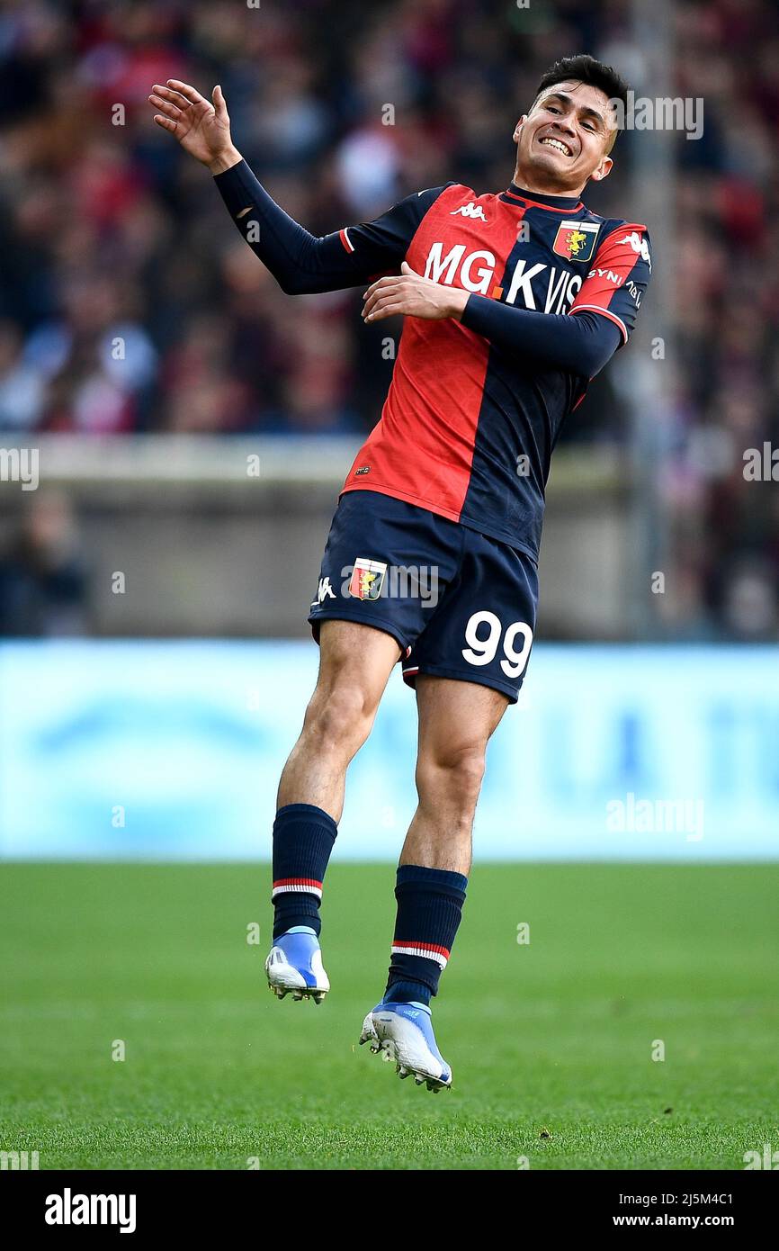 Genoa, Italy. 24 April 2022. Players of Genoa CFC celebrate the victory at  the end of the Serie A football match between Genoa CFC and Cagliari  Calcio. Credit: Nicolò Campo/Alamy Live News