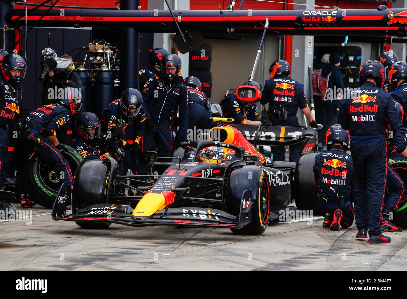 11 Perez Sergio Mex Red Bull Racing Rb18 Action Pitlane Pitstop During The Formula 1 Grand Premio Del Made In Italy E Dell Emilia Romagna 22 4th Round Of The 22 Fia Formula One