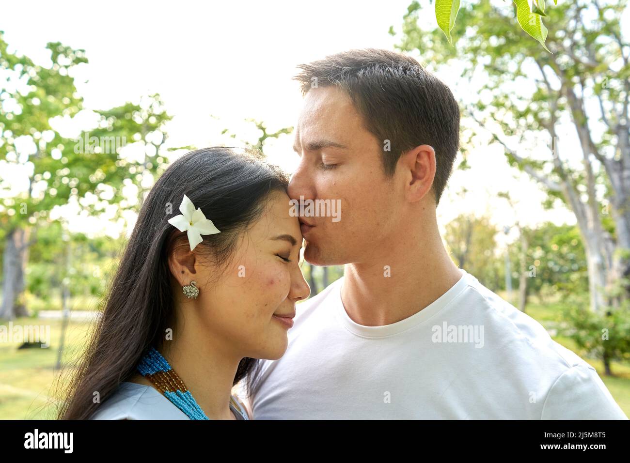 Man kissing a woman hi-res stock photography and images - Alamy