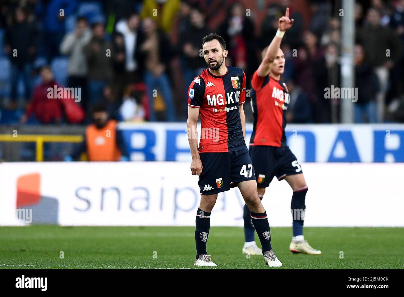 Genoa, Italy. 24 April 2022. Players of Genoa CFC celebrate the victory at  the end of the Serie A football match between Genoa CFC and Cagliari  Calcio. Credit: Nicolò Campo/Alamy Live News