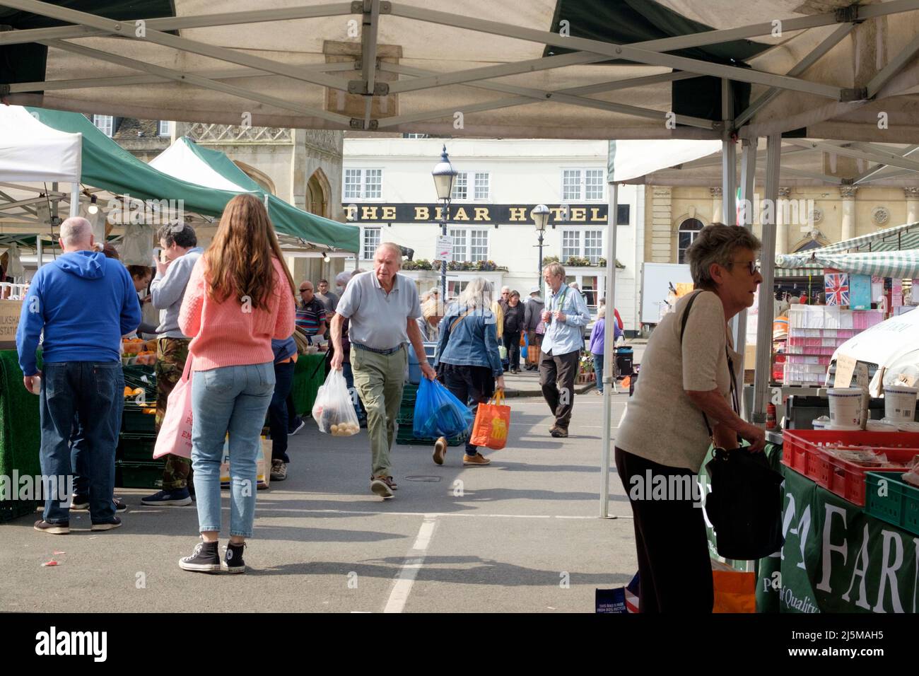 Devizes is a wiltshire Market Town. A busy Market is held on thuirsday, Bear Hotel in the backgriund. Stock Photo