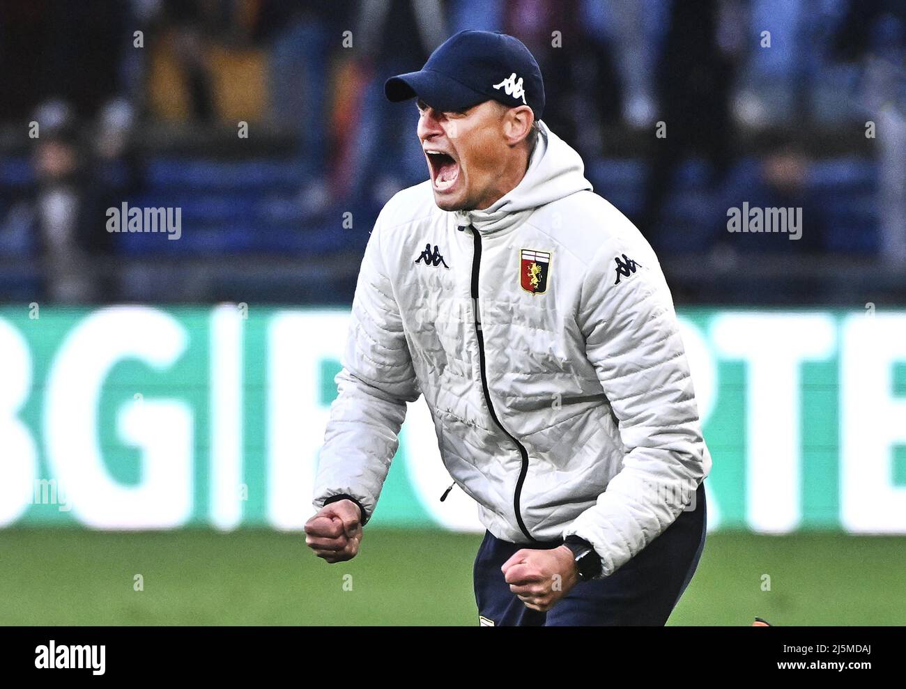 Genoa, Italy. 24 April 2022. Players of Genoa CFC celebrate the victory at  the end of the Serie A football match between Genoa CFC and Cagliari  Calcio. Credit: Nicolò Campo/Alamy Live News