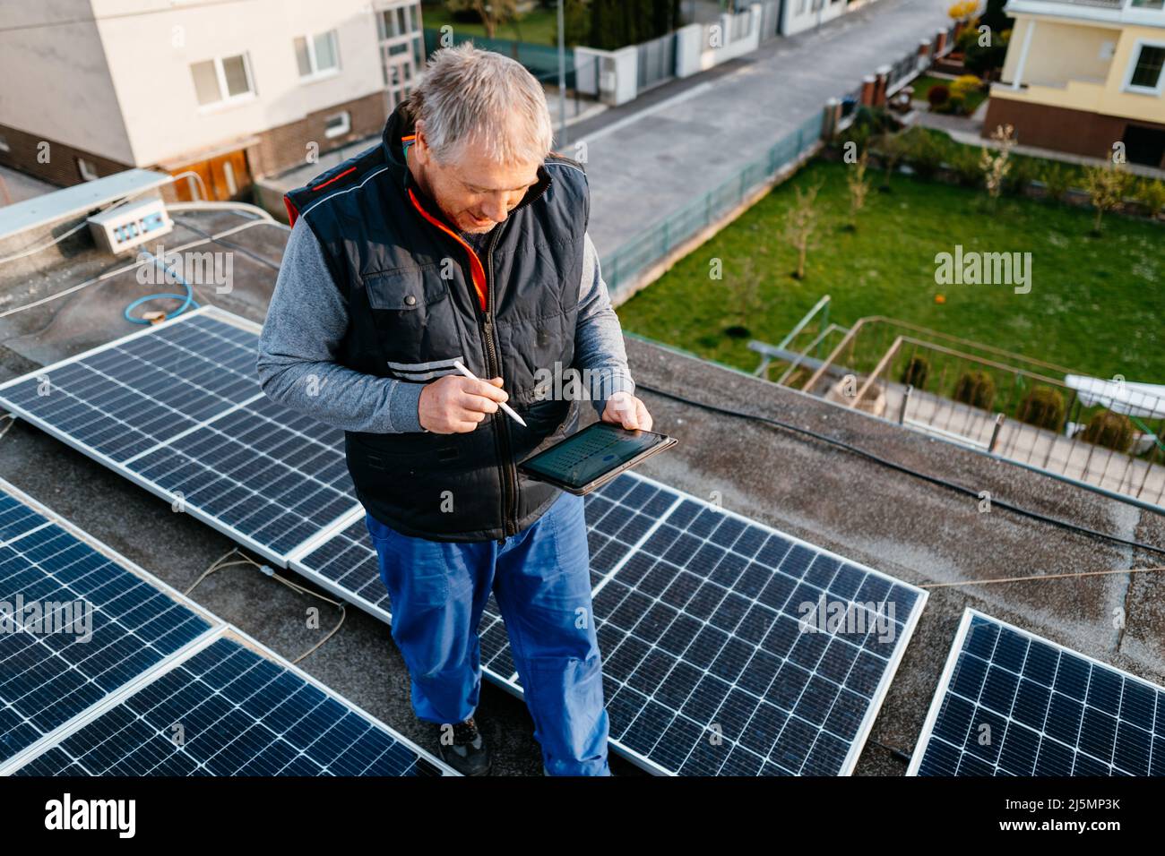 Modern house using solar panel hi-res stock photography and images - Alamy