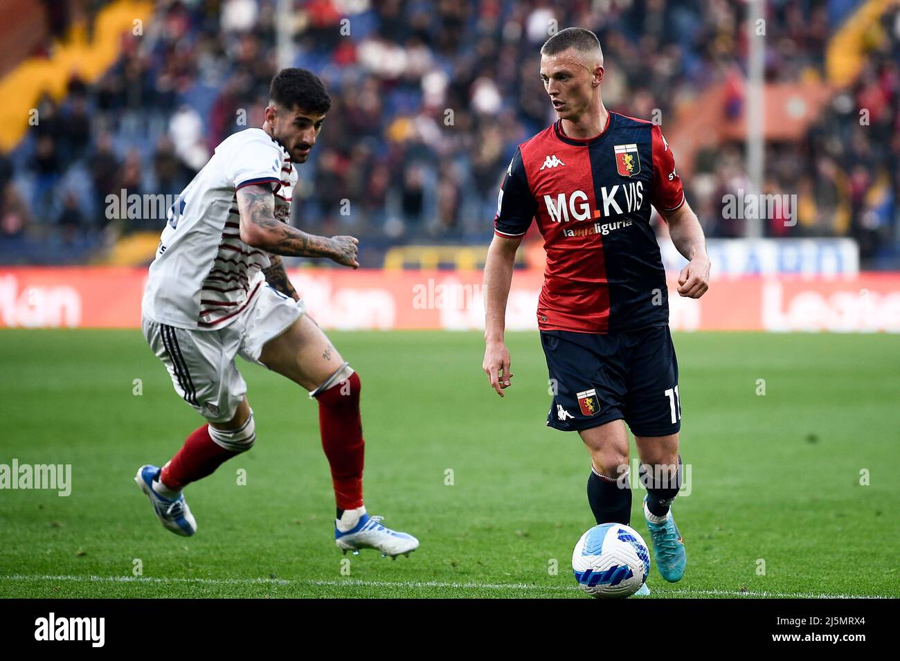 Genoa, Italy. 24 April 2022. Players of Genoa CFC celebrate the victory at  the end of the Serie A football match between Genoa CFC and Cagliari  Calcio. Credit: Nicolò Campo/Alamy Live News