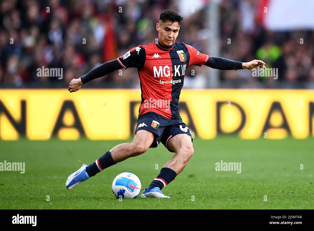 Genoa, Italy. 24 April 2022. Players of Genoa CFC celebrate the victory at  the end of the Serie A football match between Genoa CFC and Cagliari  Calcio. Credit: Nicolò Campo/Alamy Live News