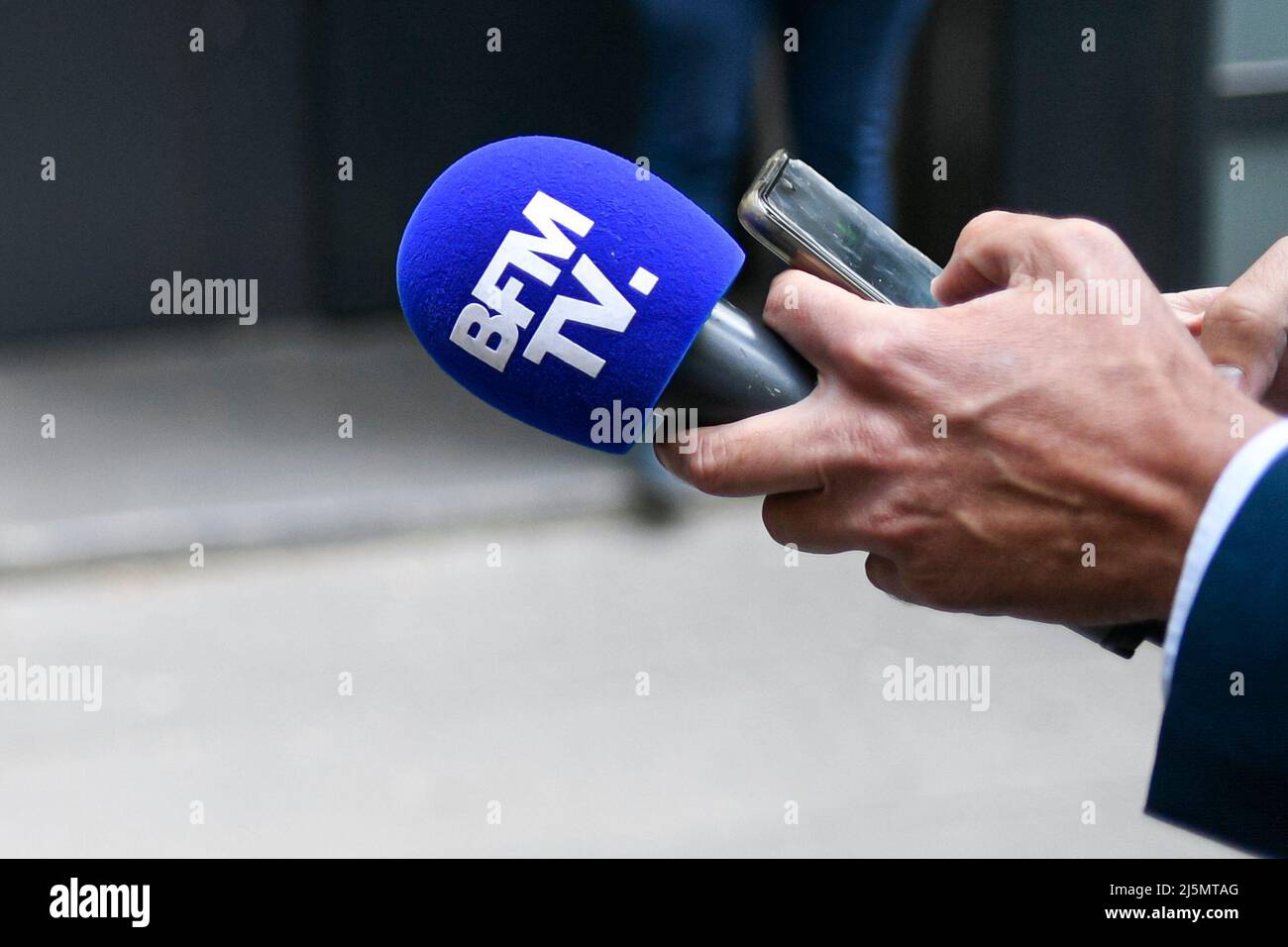 Paris, France. 24th Apr, 2022. Microphone illustration (mic, mike, micro)  of French free-to-air TV news journalist channel "BFM TV" (or "BFMTV") in  Paris, France, on April 24, 2022. Credit: Victor Joly/Alamy Live