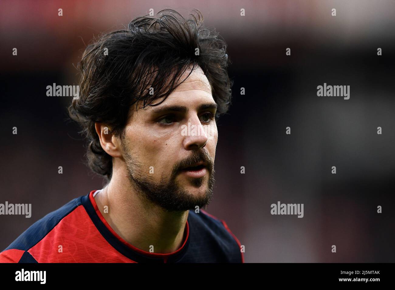 Genoa, Italy. 24 April 2022. Players of Genoa CFC celebrate the victory at  the end of the Serie A football match between Genoa CFC and Cagliari  Calcio. Credit: Nicolò Campo/Alamy Live News