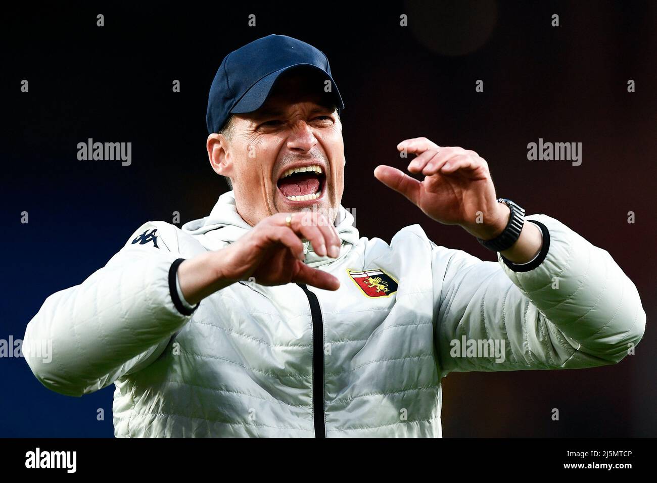 Genoa, Italy. 24 April 2022. Players of Genoa CFC celebrate the victory at  the end of the Serie A football match between Genoa CFC and Cagliari  Calcio. Credit: Nicolò Campo/Alamy Live News