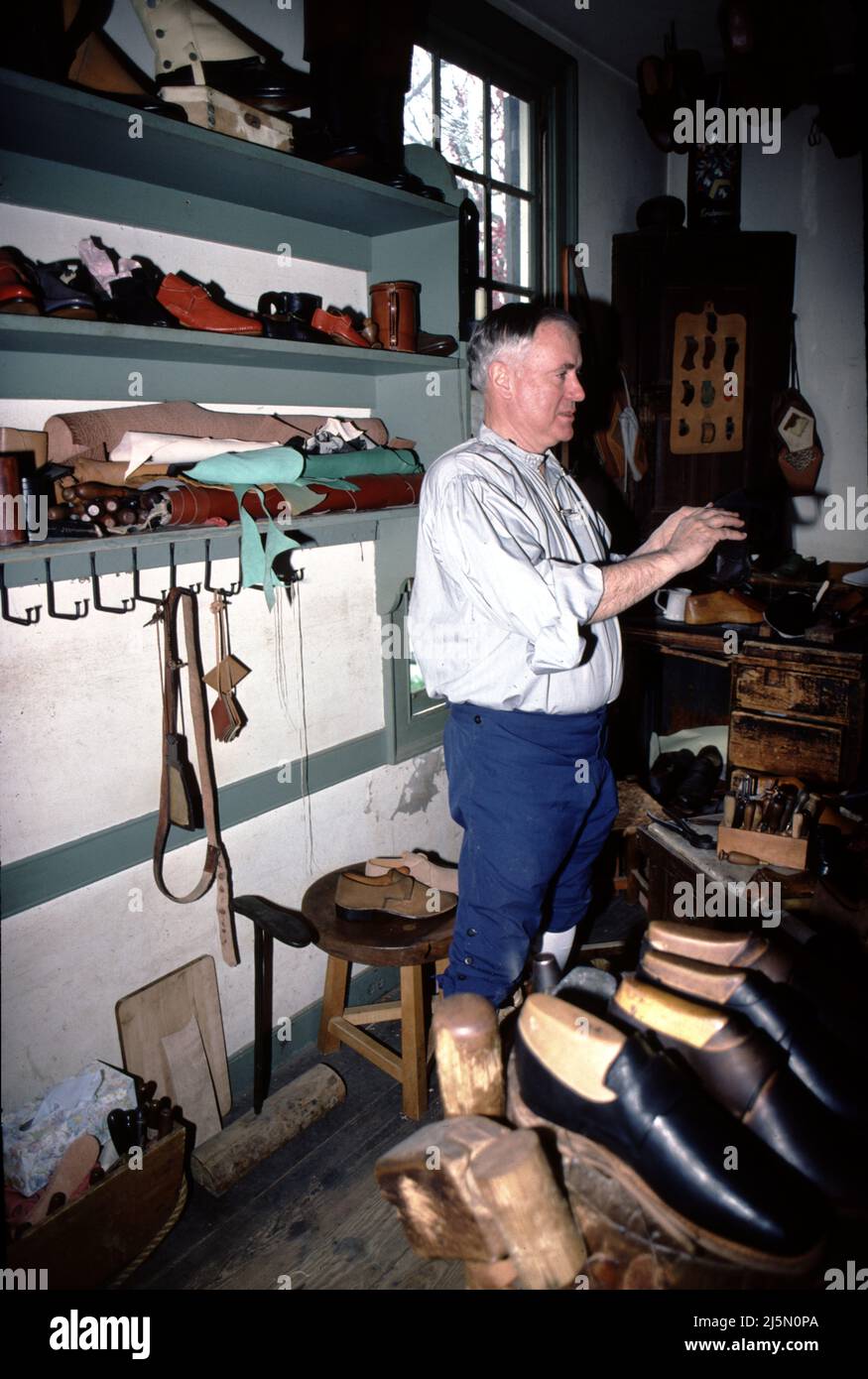 Williamsburg, CA. U.S.A. 9/1987. Cordwainer was the title given to shoemakers.  Cobblers were those who repaired shoes.  The cobbler had as much as five years less training than a cordwainer.  The American colonies, cobblers were prohibited by proclamation from making shoes.  The first shoemakers, tanners and other tradesmen arrived in Jamestown in 1607. among the colony’s principal founder John Smith’s many talents, was that of shoemaker –  the settlement was partially funded by a thriving English shoe trade. Stock Photo