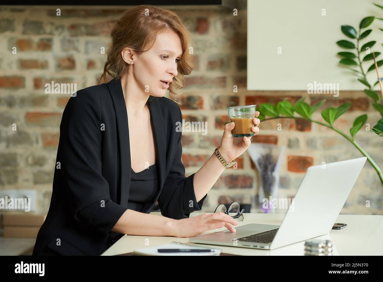 Employees listening boss hi-res stock photography and images - Alamy