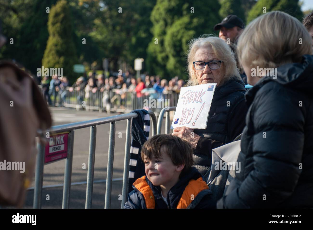 Melbourne, Australia. 25th April 2022. A member of the crowd holds a sign reading 'Thank You!' at the Anzac Day March. Credit: Jay Kogler/Alamy Live News Stock Photo