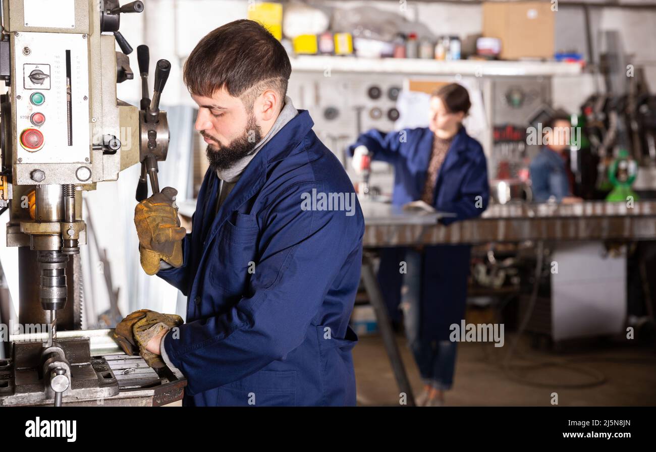 Man hands using drill machine hi-res stock photography and images - Alamy