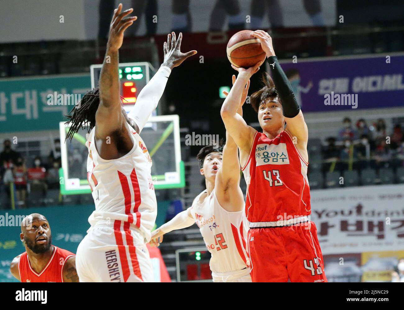 25th Apr, 2022. Basketball: Seoul SK Knights vs. Goyang Orion Orions Lee  Dae-sung (R) of the Goyang Orion Orions goes up for a shot during the Game  3 of the Korean Basketball